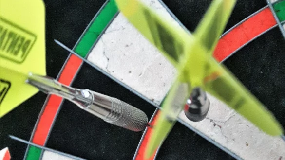Immer wieder faszinierend, wie die Pfeile beim Darts in den kleinen Feldern landen. - &copy; Oliver K&ouml;nig