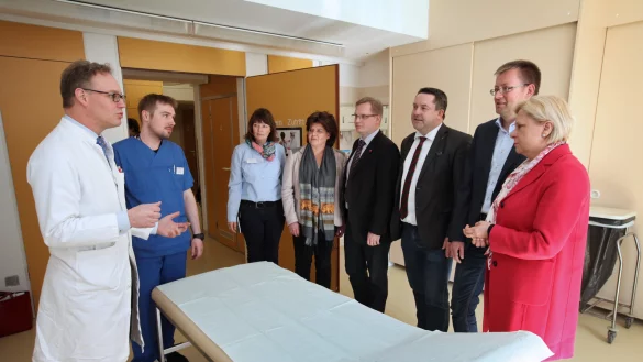 In der Fl&uuml;chtlingsambulanz: Dr. Patrick Di&szlig;mann, Felix K&ouml;hring vom Pflegedienst und die Leiterin des Klinikservice, Birgit Schlepper, berichten aus der Praxis. Stadtjugendamtsleiterin Ilona Oesterhaus, SPD-Landtagsabgeordneter Dr. Dennis Maelzer, Landrat Dr. Axel Lehmann, und die Bundestagsabgeordneten Burkhard Blienert und Hilde Mattheis (von links) h&ouml;ren zu. - &copy; Bernhard Preu&szlig;