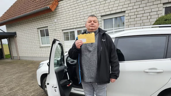 Thomas Stock hat einiges an Nerven gelassen, nachdem ihm die Stra&szlig;enverkehrsbeh&ouml;rde des Kreis Lippe untersagt hatte, sein Auto weiter zu fahren. Mittlerweile hat sich alles zum Guten gewendet. - &copy; Astrid Sewing