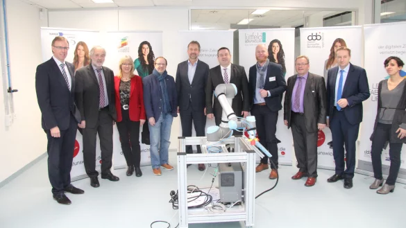 Arbeiten an der Lernfabrik: (von links) Dr. Eberhard Niggemann (Weidmüller) als Vertreter der Wirtschaft, Horst Klüter (Fechenbach-Berufskolleg), Susanne Tietje-Groß (Hanse-Berufskolleg), Klaus Kuhlmann (Eigenbetrieb Schulen des Kreises), Markus Rempe (Lippe Bildung), Landrat Dr. Axel Lehmann, Klaus Jansen (OWL GmbH), Manfred Kreisel (Lüttfeld-Berufskolleg), Matthias Keiser (Bonhoeffer-Berufskolleg) und Nissrin Arbesun Perez (Hochschule OWL). - © Thorsten Engelhardt