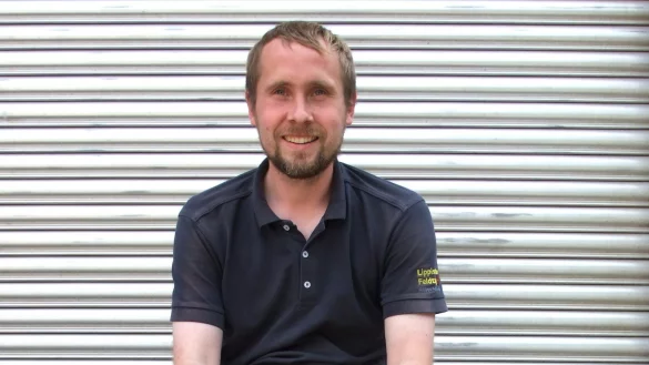 Fr&uuml;h geerntete Kartoffeln m&uuml;ssen auch fr&uuml;h gegessen werden. Der Landwirt Stephan Weking kennt sich mit der Knolle gut aus. - &copy; Axel B&uuml;rger