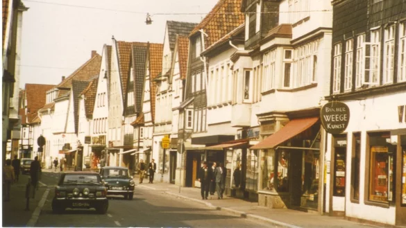&bdquo;Freie Fahrt f&uuml;r freie B&uuml;rger": Passend zur ADAC-Kampagne aus den Siebzigern pr&auml;sentiert sich auch die Lemgoer Mittelstra&szlig;e um 1973. Die Autos rollen, ein &uuml;ppiger Parkstreifen steht zur Verf&uuml;gung. Die Fu&szlig;g&auml;nger sind aufs Trottoir verbannt. - &copy; Stadtarchiv Lemgo/N1 Fotosammlung