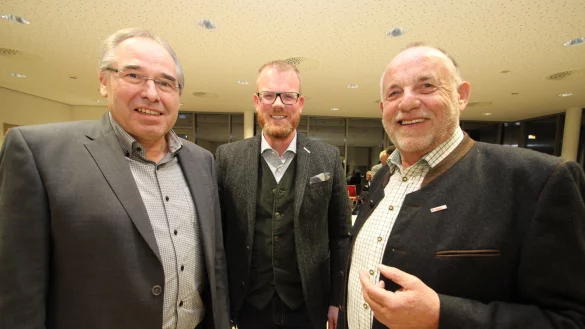 Friso Veldink (Mitte), gerade nominierter CDU-B&uuml;rgermeisterkandidat, mit Amtsinhaber Friedrich Ehlert (links) und dem Gemeindeverbandsvorsitzenden Klaus Nolting. - &copy; Jens Rademacher