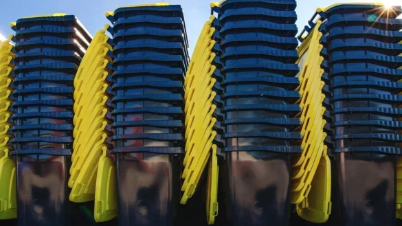 Die Gelbe Tonne h&auml;lt zum Jahreswechsel Einzug in Lippe.Von Oktober an wird sie in Lippe verteilt und fasst 240 Liter. - &copy; dpa