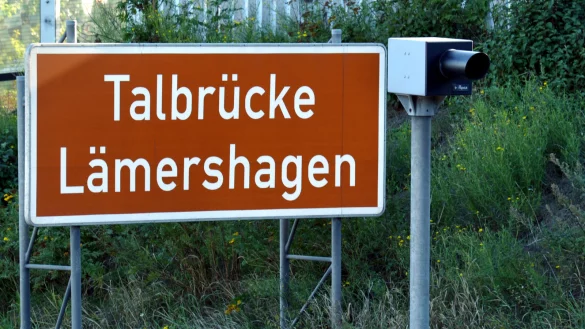 Der Blitzer auf der Autobahn 2 am Bielefelder Berg ist deutschlandweit bekannt, weil er sehr eintr&auml;glich ist. - &copy; Christian Weische (Archiv)