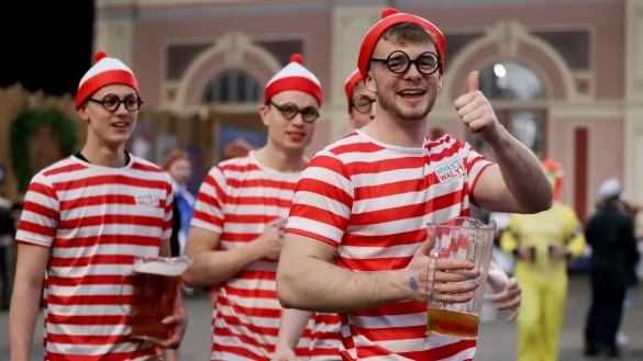 Bier und Darts - &copy; Foto: Bradley Collyer/PA Wire/dpa