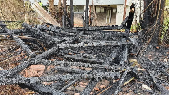 Verkohlte Holzreste zeigen, wo einst die Gartenh&uuml;tte neben der Grundschule stand. Sie stand voll in Flammen und war nicht mehr zu retten. - &copy; Feuerwehr Barntrup
