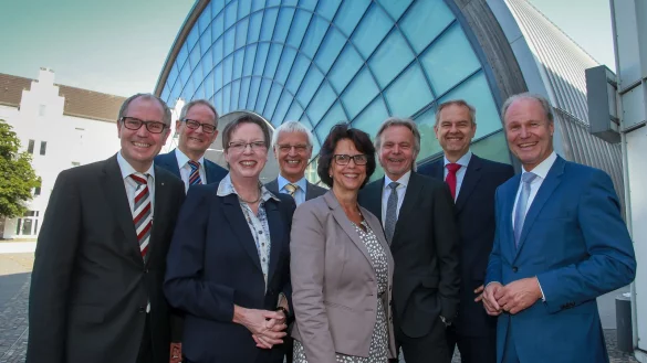 Gut gelaunt f&uuml;r OWL: Manfred M&uuml;ller (OWL GmbH, v. l.), Axel Martens (Hauptgesch&auml;ftsf&uuml;hrer IHK Lippe), Regierungspr&auml;sidentin Marianne Thomann-Stahl, Reinhold St&uuml;cke (Regionalratsvorsitzender), Kirsten Witte (Bertelsmann-Stiftung), Herbert Weber (OWL GmbH), Wolf D. Meier-Scheuven (Pr&auml;sident IHK Ostwestfalen) und Thomas Niehoff (Hauptgesch&auml;ftsf&uuml;hrer IHK Ostwestfalen). - &copy; Andreas Zobe