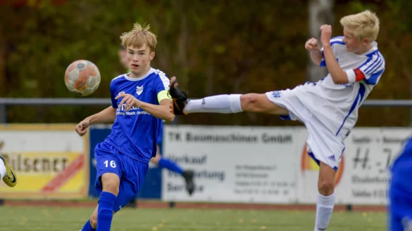 Pass in die Spitze: Der Jerxer Kapit&auml;n Nico Laubinger (links) spielt den Ball in Richtung Sturm. Ein Beckumer Abwehrbein kann das Zuspiel nicht verhindern. - &copy; Egon penner
