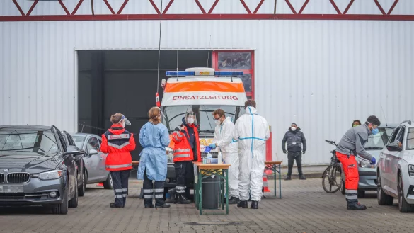 Rechts und links parallel des ASB-Einsatzbullis wird getestet. Vorab werden die Daten aufgenommen und R&ouml;hrchen beschriftet. - &copy; Sarah Jonek