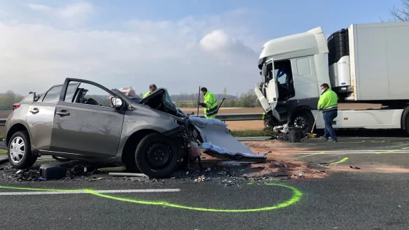 Die Frau war mit ihrem Toyota auf die Gegenfahrbahn geraten. Noch an der Unfallstelle erlag die 61-Jährige ihren Verletzungen. - © Daniel Hobein/Feuerwehr Bad Salzuflen