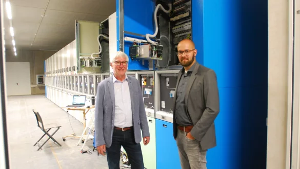 Stadtwerkechef Peter Synowski (links) und Michael Benneker, Technischer Leiter der Stadtwerke, stehen im neuen Umspannwerk, das in der S&uuml;dstadt An der Bleiche errichtet worden ist.&nbsp; - &copy; Gunter Held