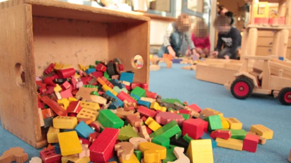 Vor dem Krieg in der Ukraine sind vor allem Frauen mit ihren Kindern geflohen. F&uuml;r Kindertagesst&auml;tten ist das eine gro&szlig;e Herausforderung, denn es gibt zu wenig Pl&auml;tze. Deshalb soll es mehr niedrigschwellige Angebote geben. Das Land zahlt Stunden-Pauschalen. Kirchen, Verb&auml;nde und private Initiativen k&ouml;nnen sich bei der Stadt melden. - &copy; Archivfoto: Till Brand