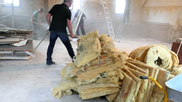 Es staubte schon gewaltig, als die Freiwilligen der Dorfgemeinschaft im ehemaligen Saal der Sabbenhausener Gastst&auml;tte Meinberg den Putz von den W&auml;nden schlugen, Zwischendecken abnahmen und alte Leitungen entfernten. In K&uuml;rze beginnen die Facharbeiten. Bis zum Jahresende m&uuml;ssen noch 100.000 Euro verbaut sein. - &copy; Achim Krause