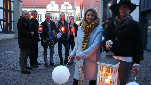 Zwischen Hüten und Besen: Bettina Fischer und Dörte Bödeker haben sich dem Motto getreu in Schale geworfen und freuen sich mit den übrigen Veranstaltern und Sponsoren auf den Shopping-Freitag. - © Kirsten Fuhrmann