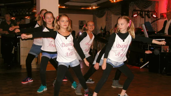 Schwungvolle Auftritte: Die Tänzerinnen der Tanzschule „Dance + Art" präsentieren mitreißende Showeinlagen. - © Wulf Daneyko