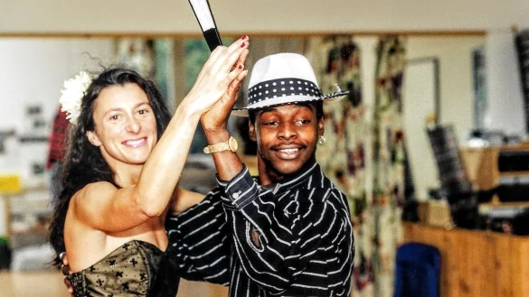 Die Anf&auml;nge: Andrea Zeilberger mit einem Tanzlehrer aus Kuba. - &copy; Bildrechte: Andrea Zeilberger