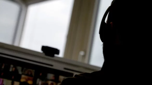 Es gibt vor der Webcam einiges zu beachten - &copy; Foto: Sebastian Gollnow/dpa/dpa-tmn