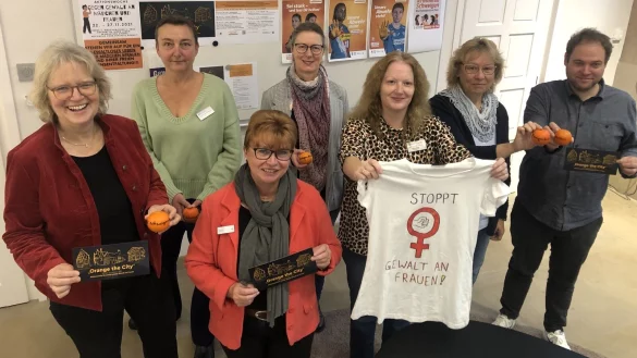 Wollen auf Gewalt an Frauen aufmerksam machen: (von links) Dr. Katharina Kleine Vennekat, Simone Adams-Weggen, Gundula Homann,Stefanie Nowak-Thorm&auml;hlen, Silvia Exler, Elke Wachtmann und Fabian Schr&ouml;der. - &copy; Silke Buhrmester