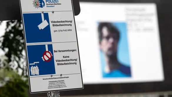 &Uuml;berwachungskameras in der D&uuml;sseldorfer Altstadt - &copy; Foto: Federico Gambarini/dpa