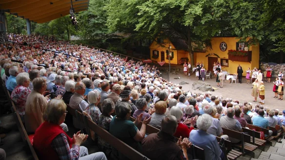 Volle R&auml;nge: So kennt man die Freilichtb&uuml;hne Bellenberg. Wegen der vielen Unw&auml;gbarkeiten durch die Corona-Krise sieht sich das Theater jedoch gezwungen, die ab Juni geplante Spielsaison 2020 fr&uuml;hzeitig abzusagen.&nbsp; - &copy; Archiv: Freilichtb&uuml;hne Bellenberg