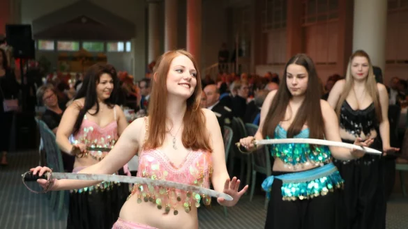 Hingucker: Die Bauchtanzgruppe „Shining Treasure" begeistert beim Jubiläumsball im Kurhaus. Doch auch die Schützen erweisen sich im  Anschluss als überaus tanzfreudig - © Guntmar Wolff