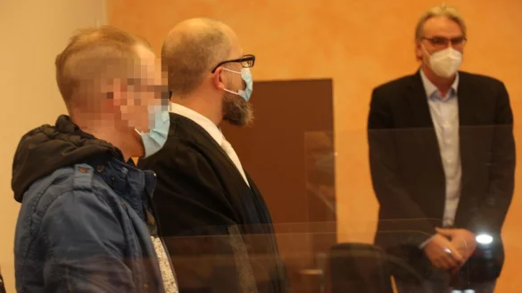 Der 30-j&auml;hrige Angeklagte (links) mit seinem Verteidiger Hendrik Schnelle. - &copy; Janet K&ouml;nig