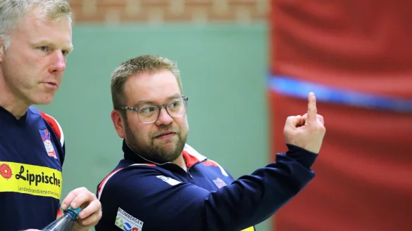 Torh&uuml;ter-Experten unter sich: Der ehemalige Schlussmann Steffen Birkner (rechts) im Gespr&auml;ch mit Blombergs Torwart-Trainer Ronny Kr&uuml;ger. - &copy; Oliver K&ouml;nig