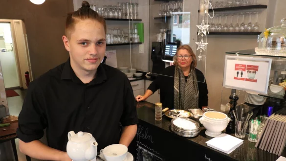 Claas-Cedric Spieka, Auszubildender zur Fachkraft im Gastgewerbe und Ulrike Masurek, Vorstandsvorsitzende der "Ursula+Alfred Kleiner-Stiftung" im Caf&eacute; "Kleiner Gr&uuml;nauer". - &copy; Alexandra Schaller