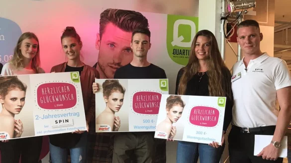 Die Siegerinnen Berit Heitmann und Ilona Safraider mit dem zweitplatzierten Oliver Thiessen aus Bielefeld und der drittplatzierten Annika Blare aus L&uuml;bbecke posieren f&uuml;r ein Siegerfoto mit Christian Riechmann, Mitinhaber von Spin Model Management. - &copy; Kathleen Kummer, Porta M&ouml;bel