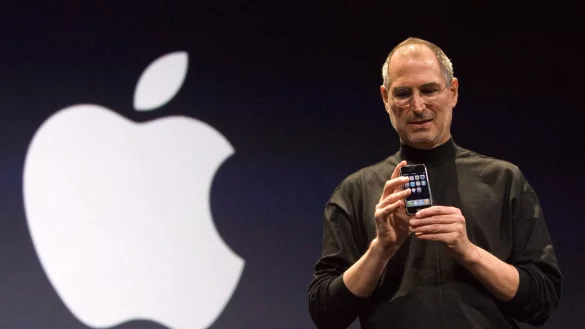 Steve Jobs, Mitbegr&uuml;nder von Apple, stellt am 09.01.2007 das iPhone in San Francisco, USA,&nbsp;vor. - &copy; John G. Mabanglo/dpa
