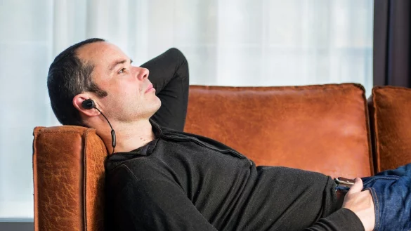 Musikh&ouml;ren - &copy; Foto: Hendrik Rau/Stiftung Warentest/dpa-tmn