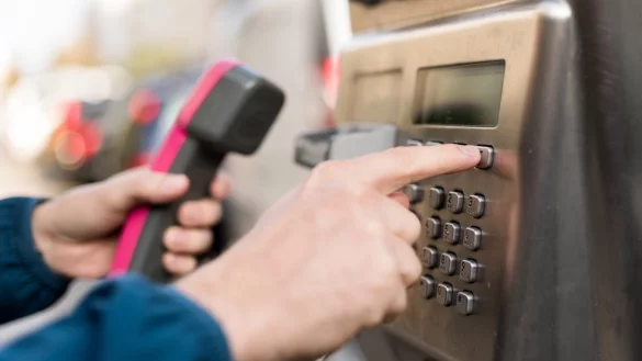 Telefonieren mit Kreditkarte - &copy; Foto: Alexander Heinl/dpa-tmn