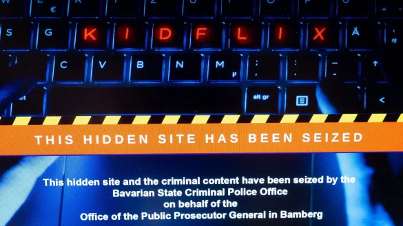 Die Sicherheitsbehörden haben eine riesige Darknet-Plattform abgeschaltet, auf der Videos von schwerem Kindesmissbrauch verbreitet wurden. - © Sven Hoppe/dpa