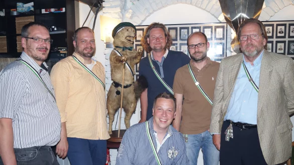 Bekennen sich zur "Teutonia": Gino Verace, Philipp Eickmeyer, Timo Gleick,Tobias Hübner und Bernd Althoff (von links) sowie Alexander Rönn (vorne) stehen bei Fuchs "Oska". - © Jan Christian Pinsch