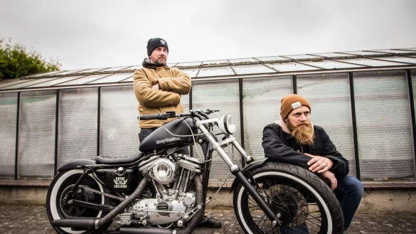 Stellen sich der Konkurrenz: Die K&auml;the-Customs alias Patrick Bonk und Jens Brandt (von links) mit &bdquo;Ph&ouml;nix aus der Asche". Der beinahe verbrannten Harley haben die beiden neues Leben eingehaucht. - &copy; Leon Stock
