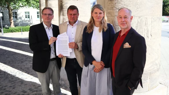 Tauschen sich über einen Antrag aus: Die SPD-Landagsabgeordneten Dennis Maelzer und Alexander Baer sowie Theater-Intendantin Kirsten Uttendorf und Verwaltungsdirektor Stefan Dörr (von links). - © SPD