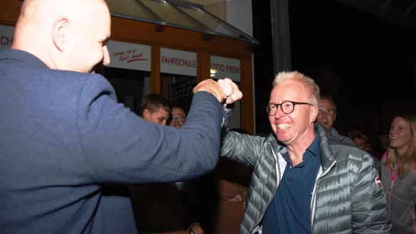 Christian Olschewski (CDU, links) jubelt mit Dr. Hans Wiegrebe &uuml;ber die 13 Ratssitze der Christdemokraten. - &copy; Raphael Bartling