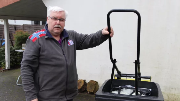 T&uuml;ftler Ralf Brinkmannn zeigt seine Presse, die den Verpackungsm&uuml;ll in der Tonne zusammendr&uuml;cken kann. - &copy; Knut Dinter
