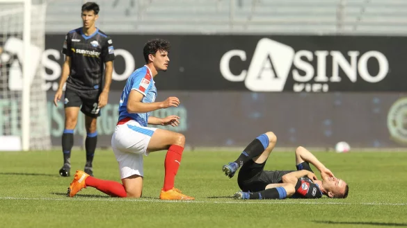 SCP-Kapit&auml;n Sebastian Schonlau (r.), der hier vom Kieler Janni Serra gefoult wurde, gewann zwar 100 Prozent seiner Zweik&auml;mpfe. Sein Team verlor jedoch mit 0:1. Und das &auml;rgerte auch SCP-Neuzugang Marcel Correia (hinten l.). - &copy; Claus Bergmann