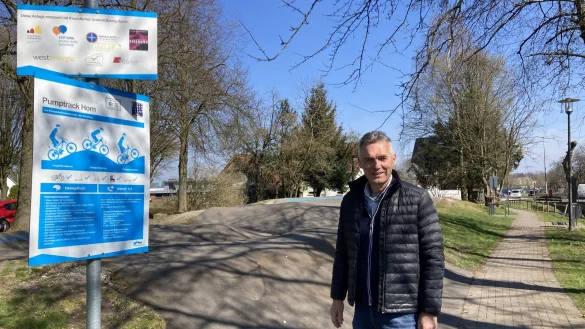 Hubert Ebers freut sich immer noch über den Pumptrack am Horner Potthof, für den er sich tatkräftig eingesetzt hat. - © Cordula Gröne