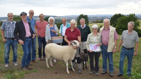 Stolze Spender: Die Aktiven der Lemgoer Bund-Gruppe haben den noch namenlosen Bentheimer Schafbock an Halterin Karla Ebert &uuml;bergeben. - &copy; BUND Lemgo