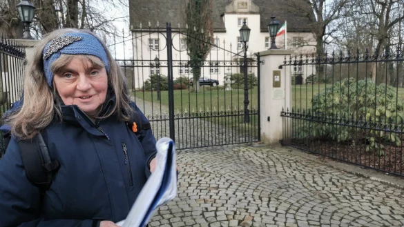 Sorgt mit ihrer neuen F&uuml;hrung daf&uuml;r, dass die alten lippischen Br&auml;uche wieder lebendig werden: Barntrups Stadtf&uuml;hrerin Marion Behrend - hier vor dem Alverdisser Schloss. - &copy; Sylvia Frevert