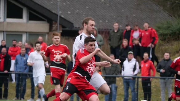 Heidens Kevin Affeldt dreht sich in den Mann. Doch auch davon l&auml;sst sich der zweifache Diestelbrucher Torsch&uuml;tze Christopher Wessel nicht aufhalten. Im Hintergrund kann Heidens Janik Markmann nicht mehr eingreifen. - &copy; J&ouml;rg Hagemann