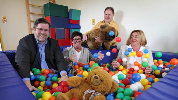 Rücken für die Frühförderung behinderter Kinder zusammen: Olaf Hellig (links) und Jörg Rother vom Vorstand der Lebenshilfe Lemgo sowie Gabriele Stoklosa (rechts) und Brigitte Runte vom Vorstand des ehemaligen Frühfördervereins Detmold.  - © Bernhard Preuss