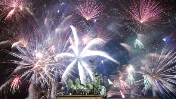 Silvester: Neujahrsgr&uuml;&szlig;e - &copy; Foto: Ralf Hirschberger/zb/dpa