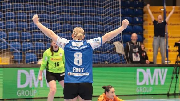 Lisa Frey reckt die Arme nach oben, Torhüterin Melanie Veith jubelt. Das möchten die Blombergerinnen auch nach dem ersten Play-Off-Spiel machen. - © Paul Cohen