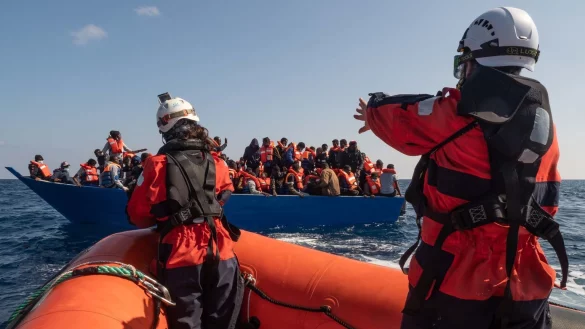 Rettungseinsatz - &copy; Foto: David Lohmueller/Sea-Watch/dpa