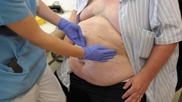 Besuch beim Arzt: Auch während des Kurses wird der Gesundheitszustand der Teilnehmer überprüft.  - © Jan Woitas/ DPA