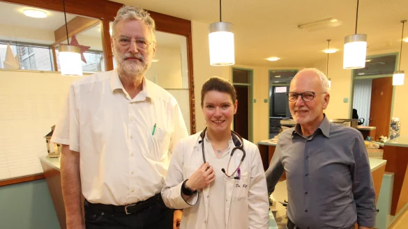 Gut gelaunt: Dr. Kristina Pflanz verstärkt das Team der Praxis von Dr. Wilhelm Schüte (links). Seit einem Jahr wird er auch schon von Dr. Michael Dietenmaier unterstützt. - © Jens Rademacher